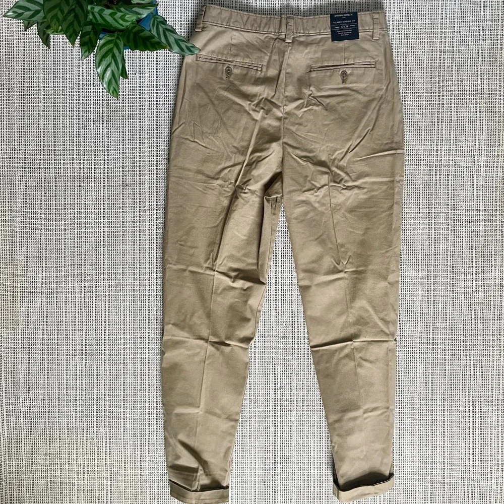 NWT Banana Republic Pleated Relaxed Tapered Fit Khakis